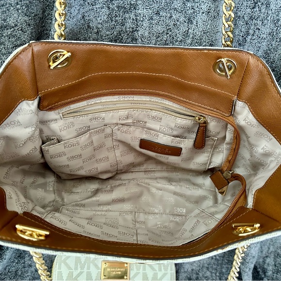 MICHAEL KORS LG CHAIN SHOULDER TOTE VANILLA with wallet - Picture 5 of 10